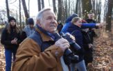 Nasłuchują i wypatrują ptaków podczas Opolskich Spacerów Ornitologicznych