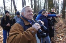 Nasłuchują i wypatrują ptaków podczas Opolskich Spacerów Ornitologicznych