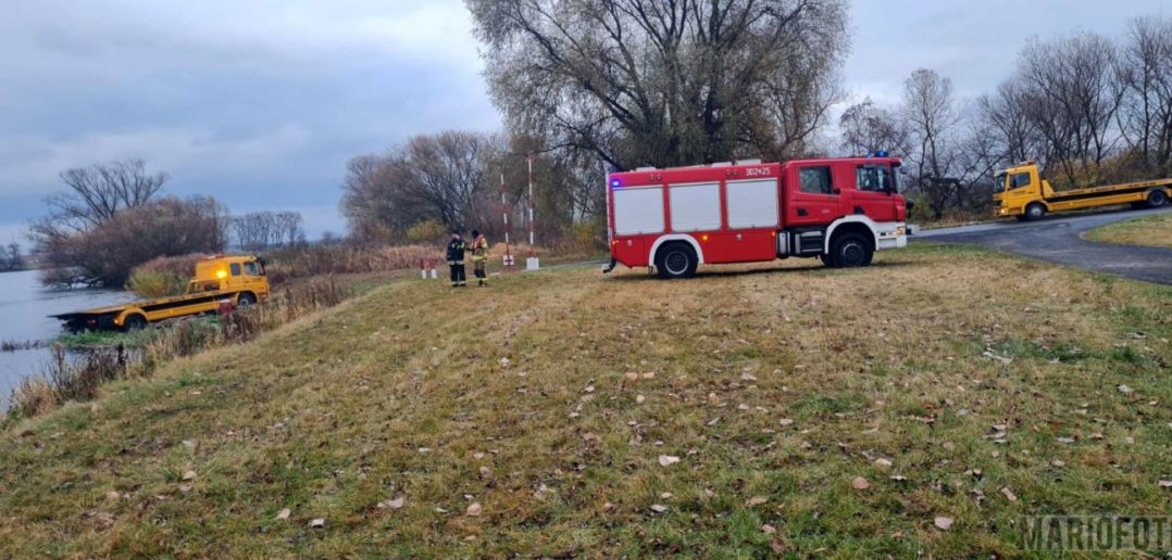 Strażacy kolejny dzień próbują wyciągnąć wraki pojazdów z Odry
