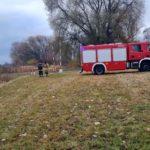 Strażacy kolejny dzień próbują wyciągnąć wraki pojazdów z Odry