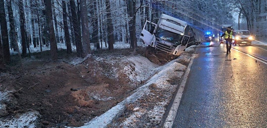 Ciężarówka z naczepą wpadła do rowu na trasie Opole-Kluczbork