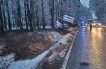 Ciężarówka z naczepą wpadła do rowu na trasie Opole-Kluczbork