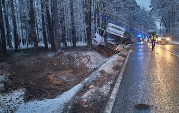 Ciężarówka z naczepą wpadła do rowu na trasie Opole-Kluczbork