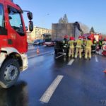 Samochód osobowy zderzył się z ciężarówką na ul. Nysy Łużyckiej