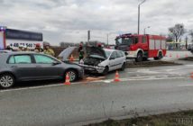 Dwa volkswageny zderzyły się czołowo obok sklepu Makro. Jedna osoba została poszkodowana