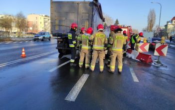 Samochód osobowy zderzył się z ciężarówką na ul. Nysy Łużyckiej