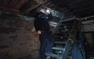 Policjanci z Korfantowa pomogli bezdomnemu. Mężczyzna był wychłodzony i nie mógł się samodzielnie poruszać Policjanci z Korfantowa pomogli bezdomnemu. Mężczyzna był wychłodzony i nie mógł się samodzielnie poruszać