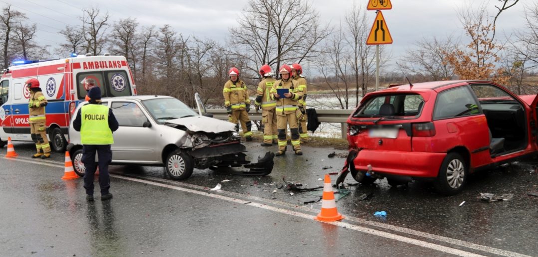 Trzy samochody zderzyły się na ulicy Niemodlińskiej (droga wojewódzka nr 435 w kierunku Komprachcic) w Opolu w piątek (24 grudnia) tuż przed godziną 13.00. Jedna osoba została poszkodowana.