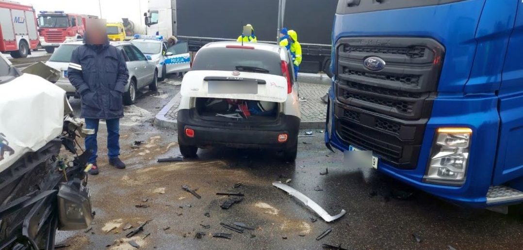 Trzy pojazdy zderzyły się w Rogowie Opolskim