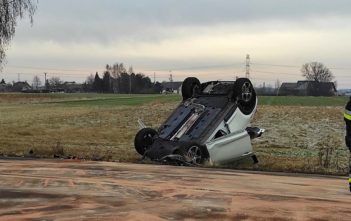 Dwa samochody zderzyły się czołowo na trasie Dobrzeń Wielki - Chróścice. Kierowcy zabrani do szpitala