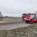 Dwa samochody zderzyły się czołowo na trasie Dobrzeń Wielki &#8211; Chróścice. Kierowcy zabrani do szpitala