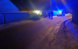 Kierowca stracił panowanie nad pojazdem i wjechał w ogrodzenie. Jedna osoba została poszkodowana Kierowca stracił panowanie nad pojazdem i wjechał w ogrodzenie. Jedna osoba została poszkodowana