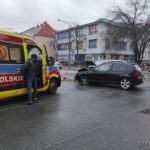 Zderzenie dwóch aut na skrzyżowaniu ulic 1 Maja i Katowickiej. Jedna osoba została zabrana do szpitala