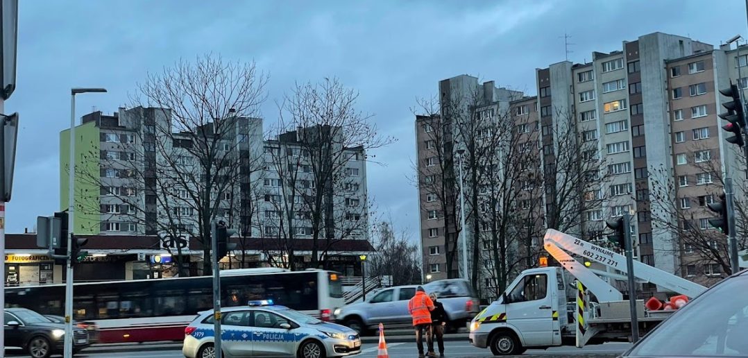 Zerwany sygnalizator świetlny na skrzyżowaniu w Opolu