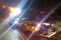 Kierowca audi uderzył w dwa przydrożne słupy i uciekł