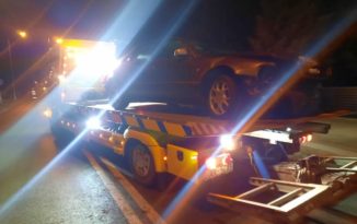 Kierowca audi uderzył w dwa przydrożne słupy i uciekł