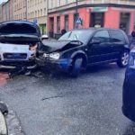 Zderzenie dwóch aut na skrzyżowaniu ulic 1 Maja i Katowickiej. Jedna osoba została zabrana do szpitala