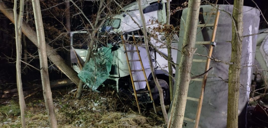 Zderzenie dwóch ciężarówek pod Namysłowem. Policja wyjaśnia okoliczności wypadku