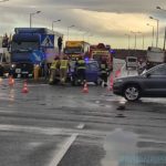 Skoda zderzyła się czołowo z ciężarówką na obwodnicy północnej Opola