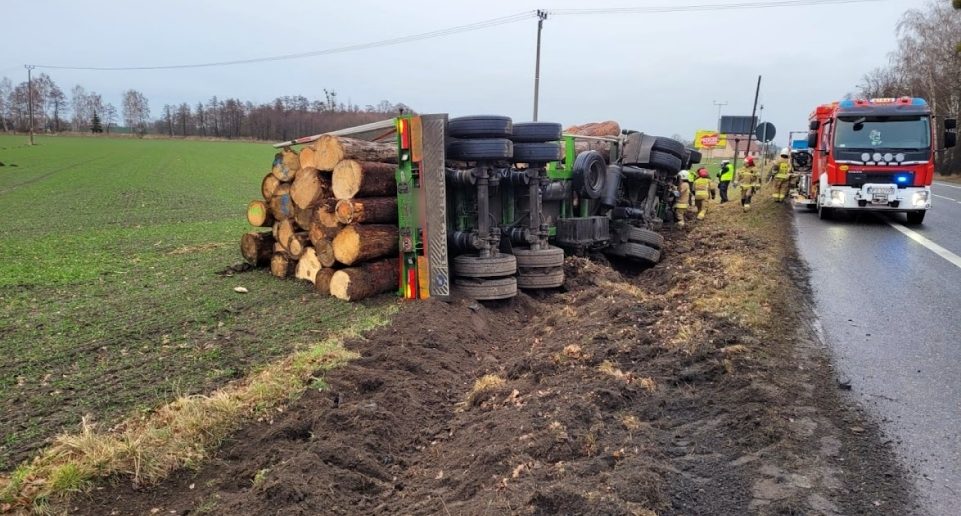 Ciężarówka przewożąca drewno przewróciła się do rowu na dk46