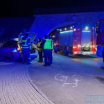 Policjanci ustalają kto prowadził samochód, który wjechał w wiadukt kolejowy w Opolu
