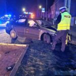 Wjechał w latarnię i uciekł z miejsca zdarzenia. Szuka go policja