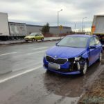 Skoda zderzyła się czołowo z ciężarówką na obwodnicy północnej Opola