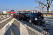 Zderzenie pięciu pojazdów na obwodnicy Opola. Dwie osoby zabrane do szpitala