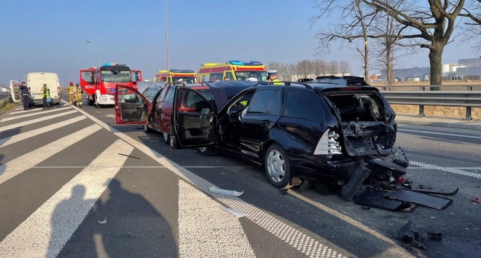 Zderzenie pięciu pojazdów na obwodnicy Opola. Dwie osoby zabrane do szpitala