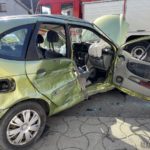 Osobówka zderzyła się z samochodem ciężarowym w Opolu. Dwie osoby ranne