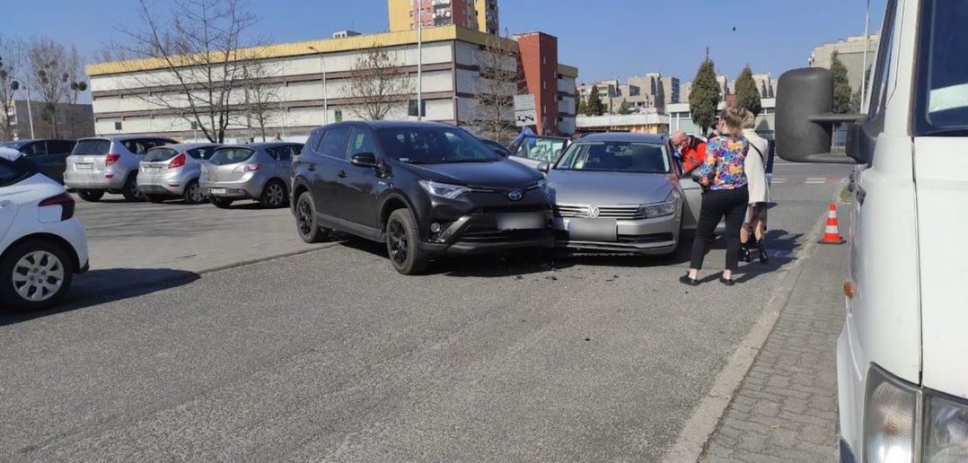 Zderzenie dwóch pojazdów przy szkolnym parkingu w Opolu