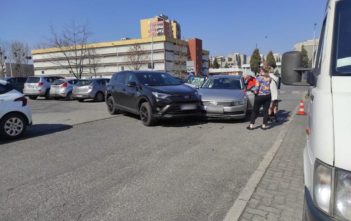 Zderzenie dwóch pojazdów przy szkolnym parkingu w Opolu