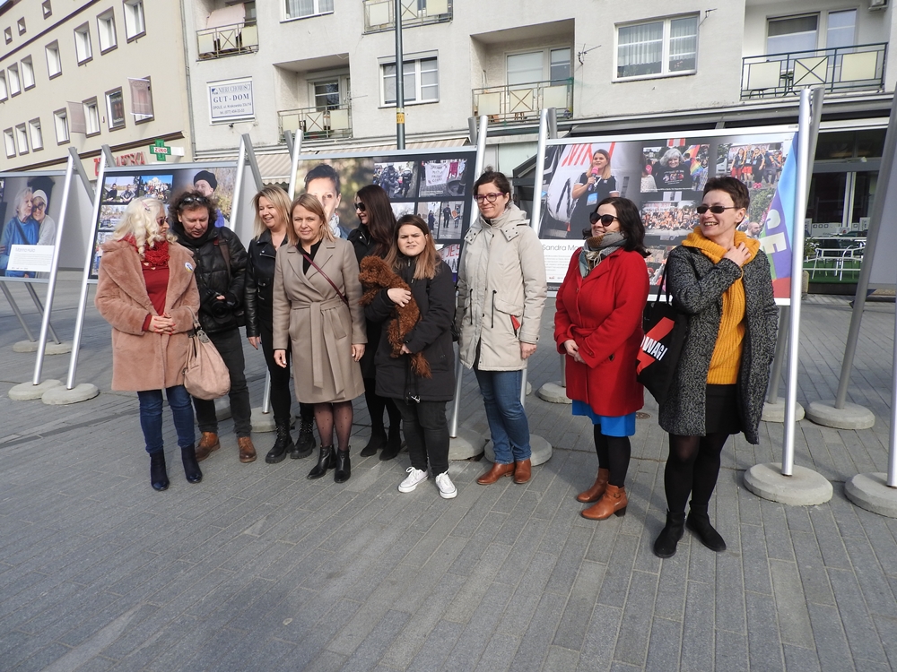 Aktywne kobiety na placu Wolności w Opolu