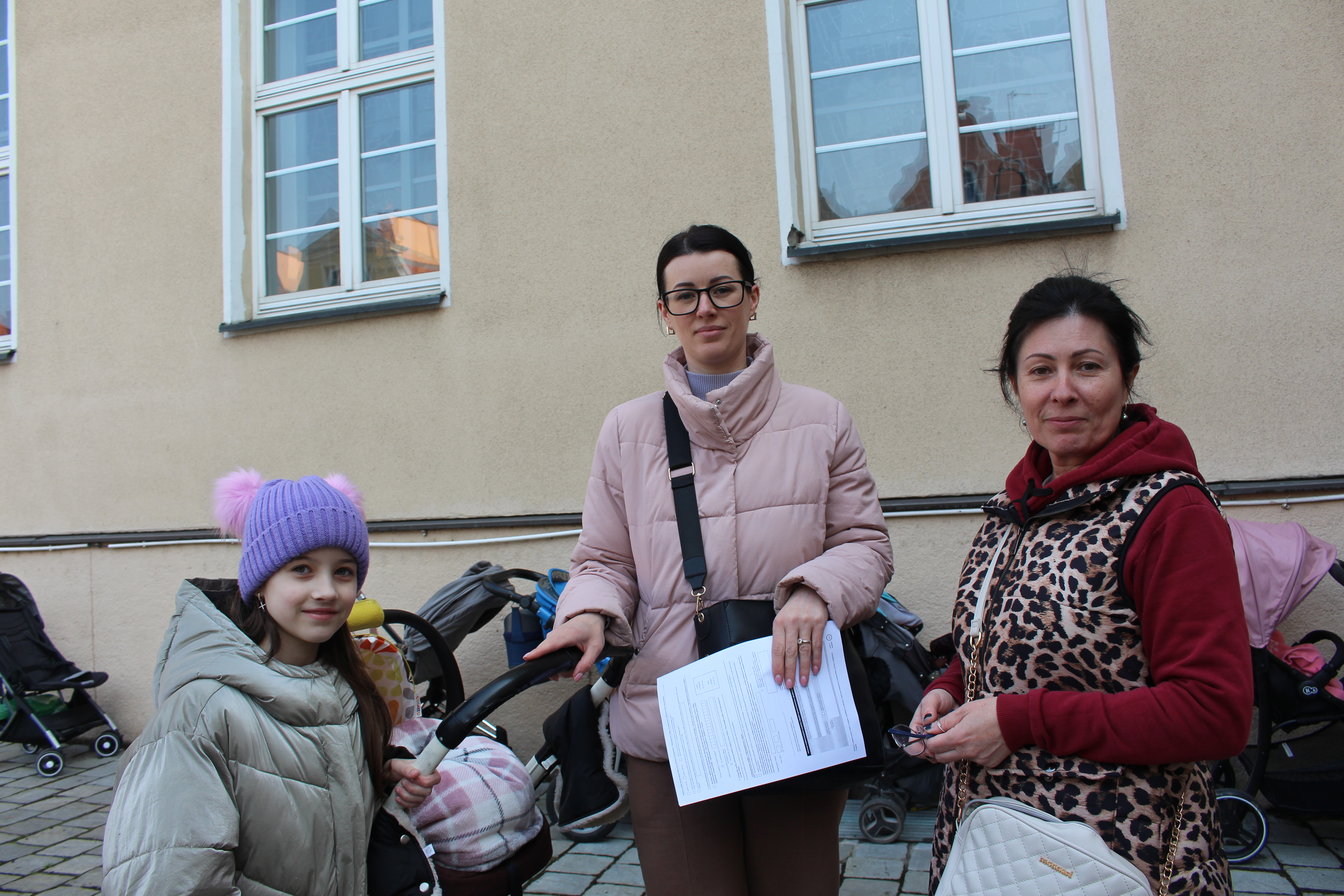 Pomoc Ukrainie. Kilometrowa kolejka uchodźców po PESEL pod opolskim ratuszem