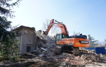 Rozpoczęto wyburzanie budynku starego akwarium w opolskim zoo