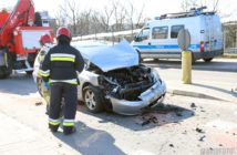 Zderzenie osobówki z busem na wiadukcie w Opolu