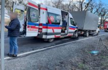 Karetka zderzyła się z dostawczym peugeotem w miejscowości Borkowice. Jedna osoba została poszkodowana