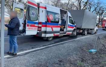 Karetka zderzyła się z dostawczym peugeotem w miejscowości Borkowice. Jedna osoba została poszkodowana