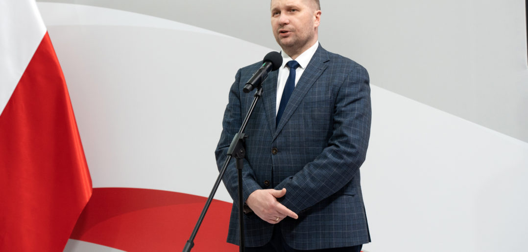 Minister Czarnek powielił kłamstwo o niedobrych Niemcach, co nie chcą dawać na naukę polskiego