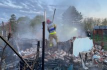 Pożar altanki na ulicy Koszyka w Opolu. Na miejscu trzy zastępy straży pożarnej