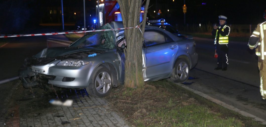 Kierujący mazdą uderzył w latarnię na ul. Sosnkowskiego w Opolu. Jedna osoba jest ranna