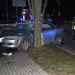 Kierujący mazdą uderzył w latarnię na ul. Sosnkowskiego w Opolu. Jedna osoba jest ranna