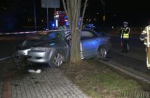 Kierujący mazdą uderzył w latarnię na ul. Sosnkowskiego w Opolu. Jedna osoba jest ranna