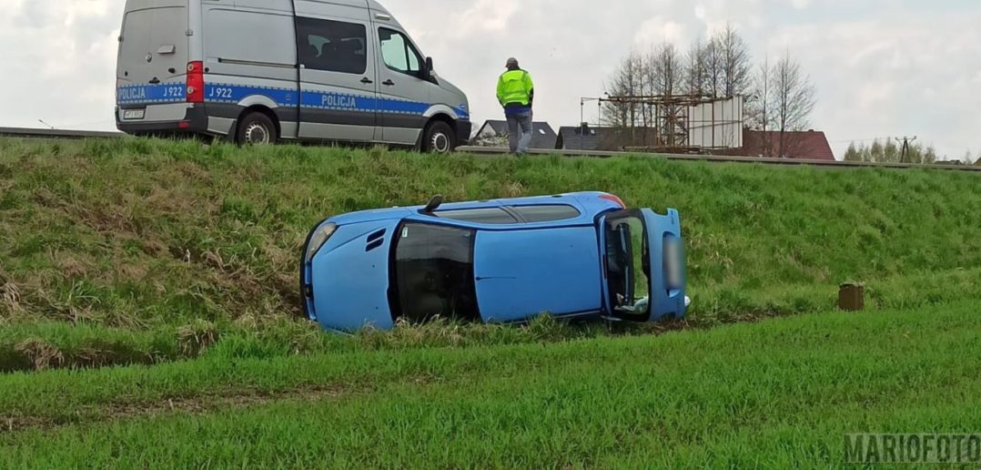 Dachowanie peugeota na obwodnicy Opola