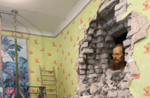 Kolaż autorstwa Andrija Hryszczuka. Dostojewski zaglądający do ukraińskiego przedszkola przez otwór po bombardowaniu.