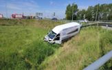 Bus przebił barierki i wpadł do rowu na rondzie przy Elektrowni Opole