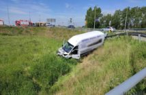 Bus przebił barierki i wpadł do rowu na rondzie przy Elektrowni Opole