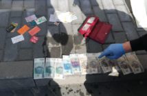 Ze skradzionego portfela wyjął 400 zł. 1600 zł wylądowało w koszu, bo złodziej ich nie zauważył