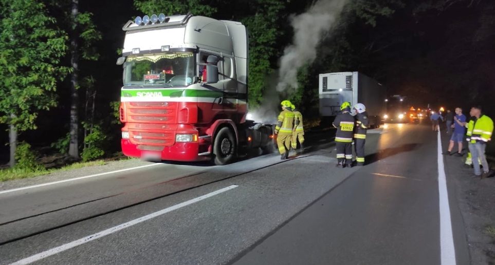 Pożar ciężarówki na DK45 w Jełowej. Na miejscu 3 zastępy straży