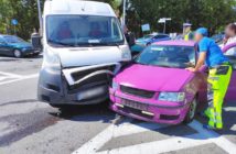 Kolizja na skrzyżowaniu w Opolu. Osobówka zderzyła się z busem